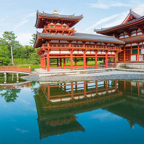 Visit to a Japanese temple facing a beautiful lake on a Japan vacation